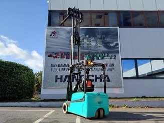 Carrello elevatore frontale a 3 ruote Yale ERP18VTL