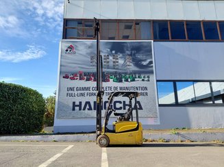 Carrello elevatore frontale a 3 ruote Yale ERP18VTL