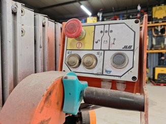 Navicella a gruppo di sollevamento verticale JLG TOUCAN DUO