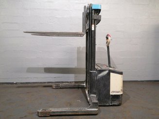 Carrello stoccatore a razze larghe Crown WS2300 1.8