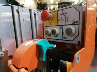 Navicella a gruppo di sollevamento verticale JLG TOUCAN DUO
