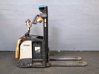 Stoccatori con piattaforma Crown DT3040 - 1