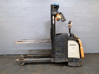 Stoccatori con piattaforma Crown DT3040 - 5