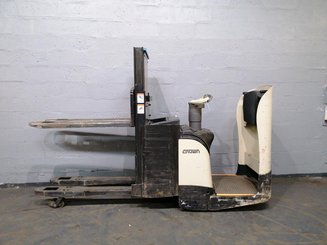 Stoccatori con piattaforma Crown DT3040