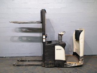 Stoccatori con piattaforma Crown DT3040