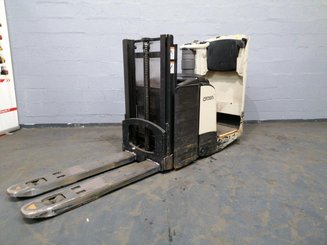 Stoccatori con piattaforma Crown DT3040