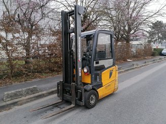 Carrello elevatore frontale a 3 ruote Jungheinrich EFG215 - 1