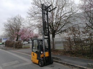 Carrello elevatore frontale a 3 ruote Jungheinrich EFG215 - 1