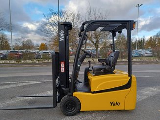 Carrello elevatore frontale a 3 ruote Yale ERP16VTMWB