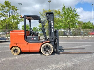 Carrello elevatore frontale a 4 ruote Heli CPD50