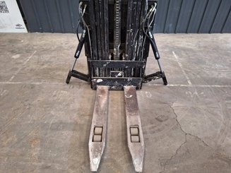 Stoccatori con pedana Caterpillar NSR16N