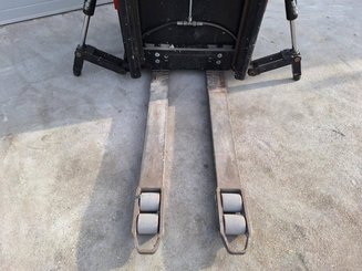 Stoccatori con pedana Caterpillar NSR20N