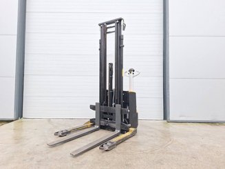 Carrello stoccatore a razze larghe Caterpillar NSP16N2S