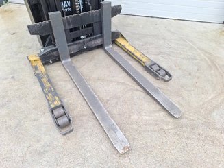 Carrello stoccatore a razze larghe Caterpillar NSP16N2S