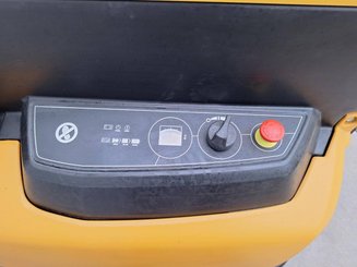 Carrello stoccatore a razze larghe Caterpillar NSP16N2S