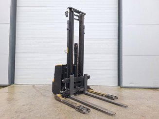 Carrello stoccatore a razze larghe Caterpillar NSP16N2S