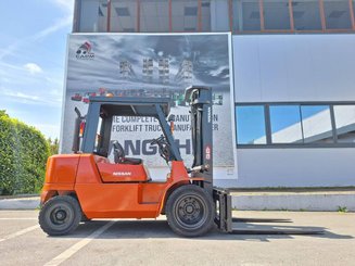 Carrello elevatore frontale a 4 ruote Nissan F04D40Q