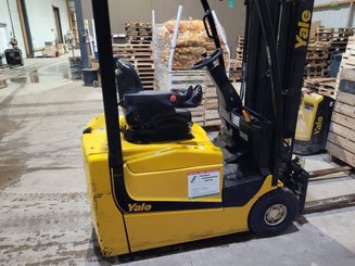 Carrello elevatore frontale a 3 ruote Yale ERP15