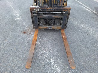 Carrello elevatore frontale a 4 ruote Caterpillar GP25NTD