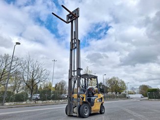 Carrello elevatore frontale a 4 ruote Caterpillar GP25NTD