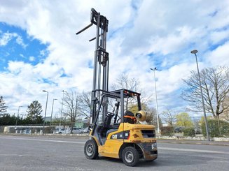 Carrello elevatore frontale a 4 ruote Caterpillar GP25NTD
