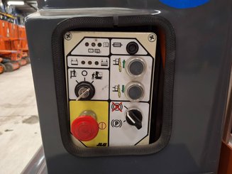 Navicella a gruppo di sollevamento verticale JLG TOUCAN DUO