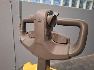 Transpallet con pedana Caterpillar NPV20N2