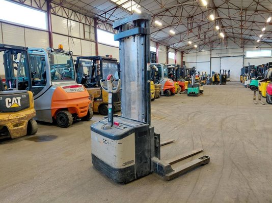 Carrello stoccatore a razze larghe Crown WS2300 1.8 - 1
