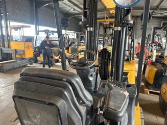 Carrello elevatore frontale a 4 ruote Caterpillar GP30NTD