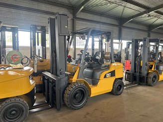 Carrello elevatore frontale a 4 ruote Caterpillar GP30NTD
