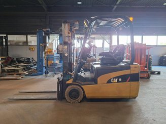 Carrello elevatore frontale a 3 ruote Caterpillar EP18NT