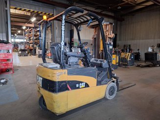 Carrello elevatore frontale a 3 ruote Caterpillar EP18NT