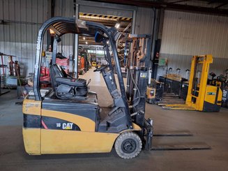 Carrello elevatore frontale a 3 ruote Caterpillar EP18NT