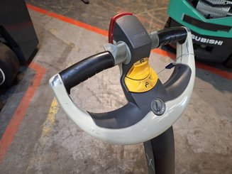 Carrello stoccatore a razze larghe Crown ST3000-1.0