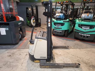 Carrello stoccatore a razze larghe Crown ST3000-1.0