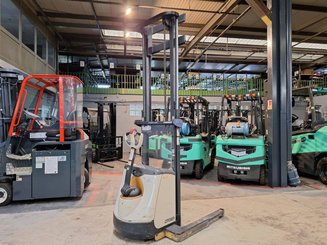 Carrello stoccatore a razze larghe Crown ST3000-1.0