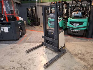 Carrello stoccatore a razze larghe Crown ST3000-1.0