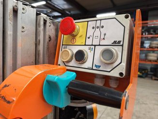 Navicella a gruppo di sollevamento verticale JLG TOUCAN DUO