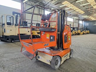 Navicella a gruppo di sollevamento verticale JLG TOUCAN 8E