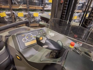 Carrelli retrattili multidirezionali UniCarriers 250DTFVRE635UFW