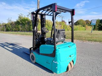 Carrello elevatore frontale a 3 ruote Yale ERP15VTSWB
