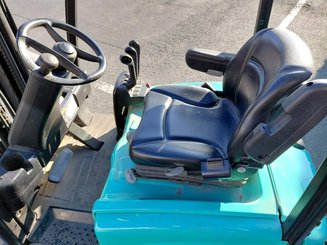 Carrello elevatore frontale a 3 ruote Yale ERP15VTSWB