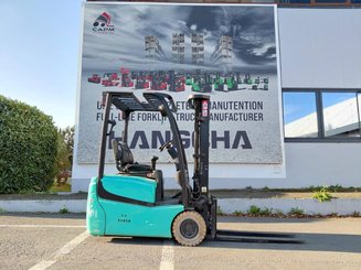 Carrello elevatore frontale a 3 ruote Yale ERP15VTSWB