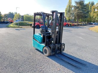 Carrello elevatore frontale a 3 ruote Yale ERP15VTSWB