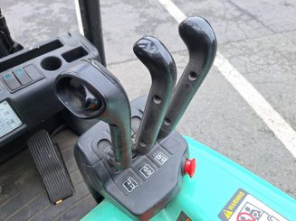Carrello elevatore frontale a 3 ruote Yale ERP16VT - 10