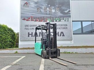 Carrello elevatore frontale a 3 ruote Yale ERP16VT - 1