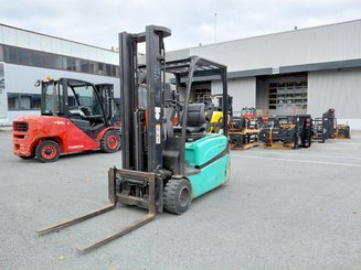Carrello elevatore frontale a 3 ruote Yale ERP16VTLWB