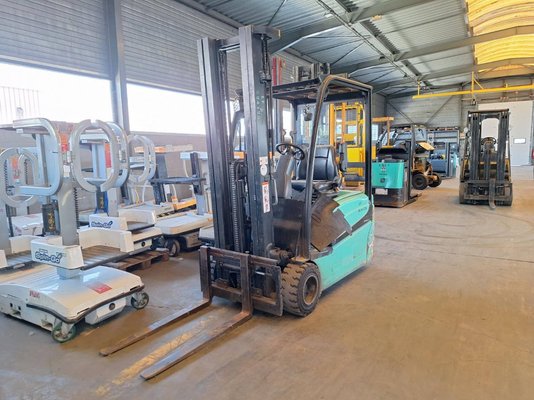 Carrello elevatore frontale a 3 ruote Yale ERP16VTLWB - 1