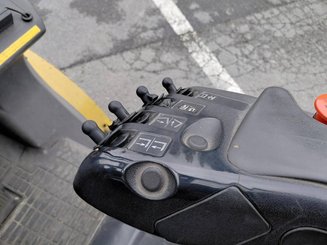 Carrello elevatore frontale a 4 ruote Caterpillar GP30NTD