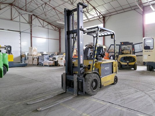 Carrello elevatore frontale a 4 ruote Caterpillar EP30K - 1